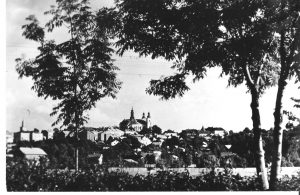 Widok miasta, na wzgórzu kościół, zdjęcie czarno-białe