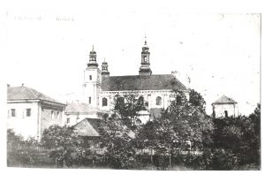 Czarno-białe zdjęcie kościoła z trzema wieżami