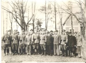 Czarno-białe zdjęcie cywilow i wojskowych w niemieckich mundurach