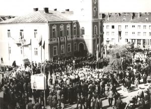 Czarno-białe zdjęcie dużego zgromadzenia ludzi na placu